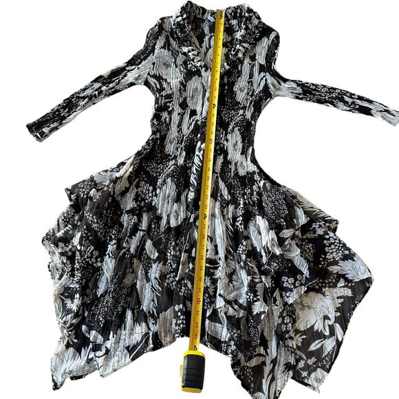 Lindi Sheer Crinkle Crepe Stretchy yet Fitted Black and White Dress - Picture 3 of 7